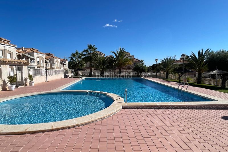 Foto 73bf42ce-77e4-4bcc-82f9-a8487d2e7630. Casa aparellada amb aparcament piscina a Aguas Nuevas Torrevieja