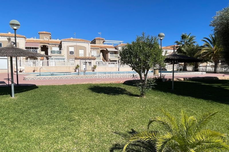 Foto 8fb01b2c-d51c-40c2-8408-e8d68589d71f. Casa aparellada amb aparcament piscina a Aguas Nuevas Torrevieja