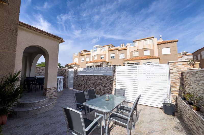 Foto 97526cc4-45a4-47a8-baba-3e23ebddd0f4. Casa aparellada amb aparcament piscina a Aguas Nuevas Torrevieja