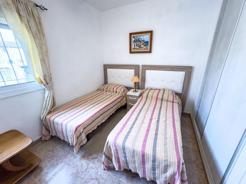 Foto 2b4a7799-f63d-4713-aa2b-7c78cb9e7368. Casa adossada amb piscina a Avenida Habaneras - Curva de Palangre Torrevieja