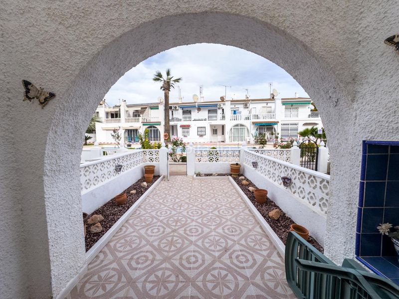 Foto 2c05d18b-397f-45ca-b017-d57bb5a293ac. Casa adossada amb piscina a Avenida Habaneras - Curva de Palangre Torrevieja