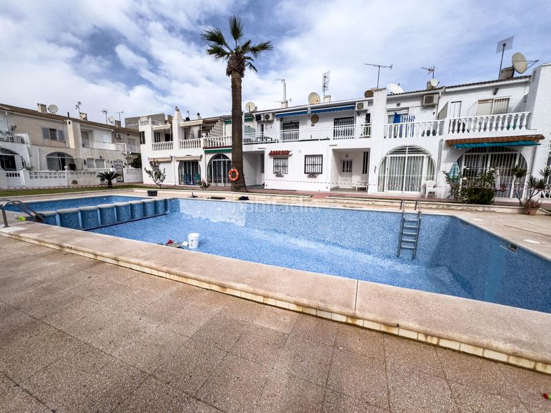 Foto 4f85cefa-19e3-4bd0-b931-381d366e9a43. Casa adossada amb piscina a Avenida Habaneras - Curva de Palangre Torrevieja