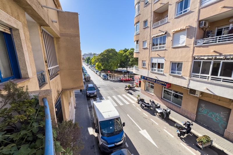 Foto 6cbfe2a7-14d0-41b4-a3d7-99975a5c1147. Pis a Antonio Machado Torrevieja