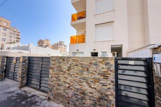 Planta baixa  Santa petra. Planta baja seminueva con terraza, parking y piscina en torrevie