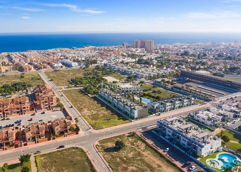 Foto 3a16b630-7a50-4f1e-897e-e4709d2a52ee. Casa amb piscina a Aguas Nuevas Torrevieja