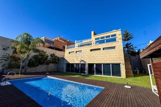 Chalet  Calle covadonga bal. Abfinancial presenta esta espectacular villa de lujo en los balc