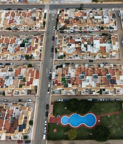 Foto 89354f2d-cf93-4eff-af21-547a30bfc47c. Casa amb calefacció piscina a Zona Carrefour - Urbanizaciones Torrevieja