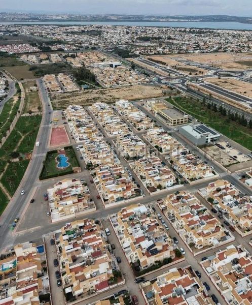 Foto b8210f0e-1357-425e-b52a-e12c7331c013. Casa amb calefacció piscina a Zona Carrefour - Urbanizaciones Torrevieja