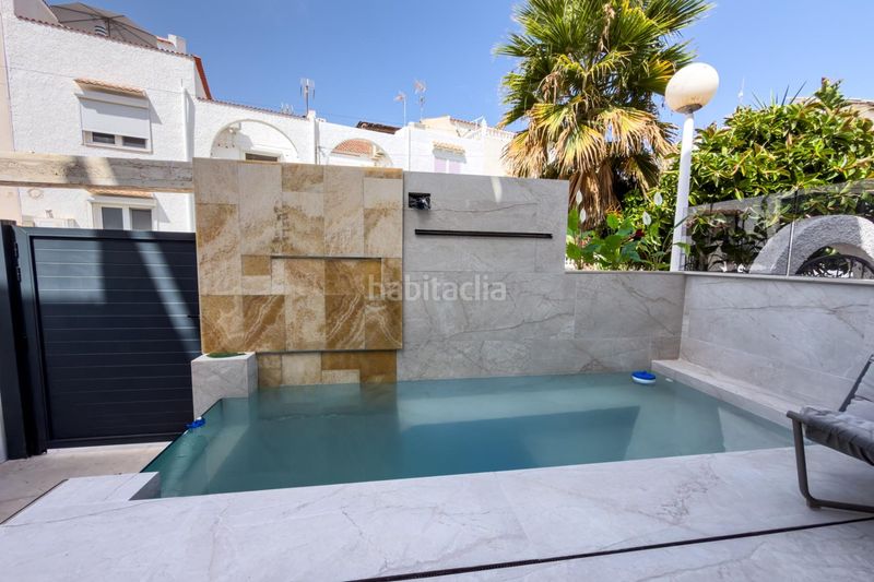 Foto 1f99c56e-88a2-42c6-81fe-bfb627e4bc72. Casa adossada amb calefacció piscina a nueva Torrevieja Torrevieja