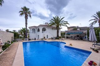 Maison  Avenida costa azul de la. Chalet independiente con gran parcela, piscina privada y amplios