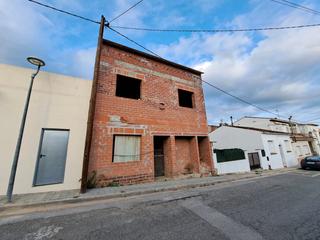 Edifici a Carrer canigó 10. Edifici per acabar a breda