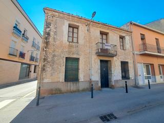 Maison jumelée à Carrer sant iscle 24. Casa per reformar al centre de breda