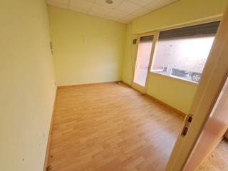 Rent Business premise in Breda. Local lluminós amb dues entrades