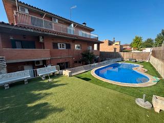 Location Maison jumelée à Mira-sol. Pareada de 170 m2, 4h., piscina.