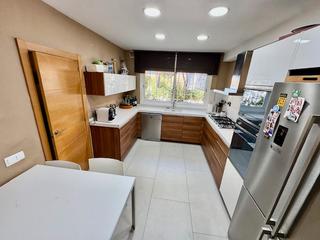 Location Maison jumelée à Eixample. Adosada 260 m2 de 4 hab con piscina en el eixample