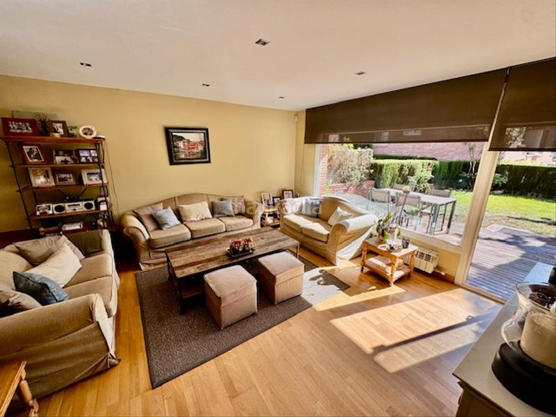 Foto f73b1df2-a0d9-4a50-a8ec-cda6660996e7. Rent semi detached house with heating pool in Eixample Sant Cugat del Vallès