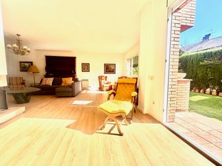 Casa aparellada a Centre - Estació. Pareada de 422 m2 en el eixample.