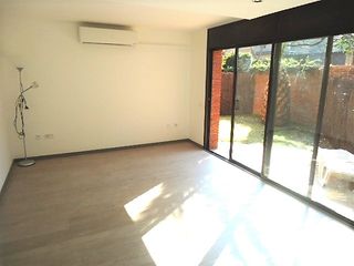 Miete Erdgeschoss  Carrer de verdi. Planta baja de 50 m2, parking y piscina comunitaria.