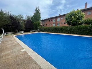 Rent Penthouse  Carrer de sabina canyameras. Atico de 3 hab + estudio, parking y piscina.