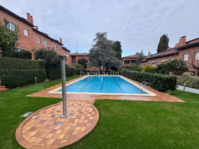 Foto 1f739a4b-e5b7-4b11-b9c9-6d64f5083e46. Casa adosada en Eixample Sant Cugat del Vallès