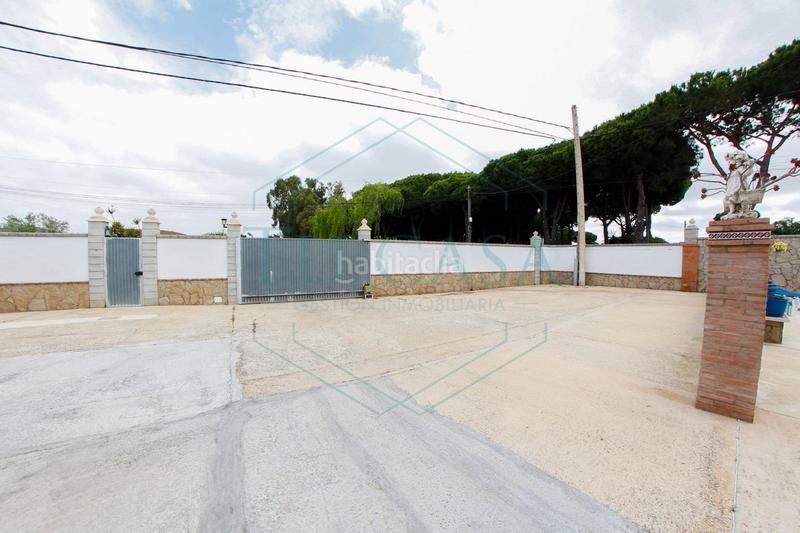 Foto ed273b31-1295-4624-8d7d-db66e1fda275. Chalet with parking pool in Las Lagunas - Campano Chiclana de la Frontera