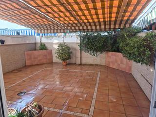 Maison à Núcleo urbano. Unifamiliar con patio privado y placas solares en las albinas