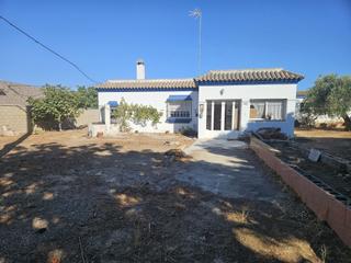 Chalet in Villanueva Golf. Chalet a reformar con amplia parcela en el marquesado