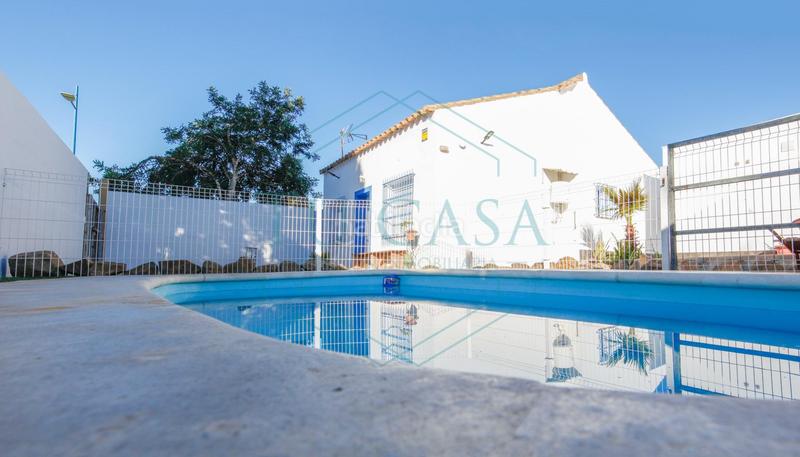 Foto ff57635d-82b4-488e-8521-2ce83a66bd16. Alquiler apartamento coqueto apartamento con piscina compartida en Chiclana de la Frontera