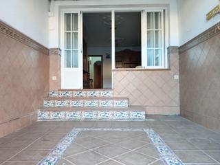Maison jumelée à Núcleo urbano. Unifamiliar adosado de tres plantas en las albinas