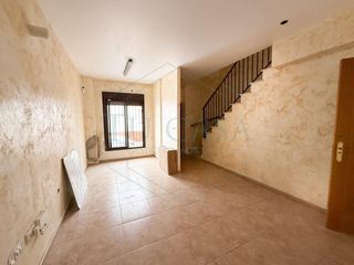 Haus in La Soledad. Unifamiliar de 3 plantas en el centro, zona la soledad