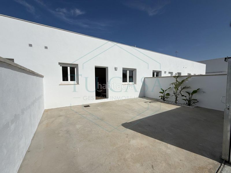 Foto 10574b6d-4cf3-4f28-9521-42a52af98356. Rent apartment with parking in Las Lagunas - Campano Chiclana de la Frontera