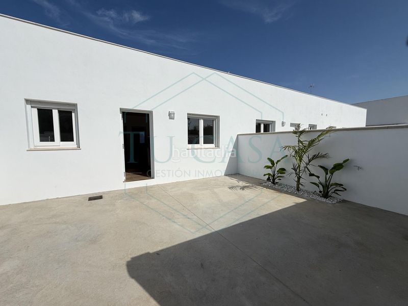 Foto f7166b32-5c95-49ca-a302-a802419fab8a. Rent apartment with parking in Las Lagunas - Campano Chiclana de la Frontera