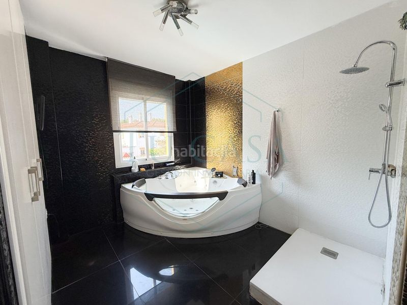 Foto dd4780cf-e305-4411-82b5-c7236dc1c44d. Casa amb calefacció aparcament piscina a Las Canteras Puerto Real