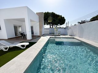 Rent Chalet in Las Lagunas - Campano. Vivienda de diseño en alquiler de larga duración cerca de la bar