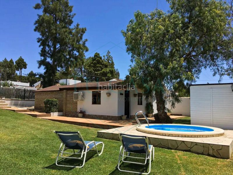 Foto cba6e5a4-2239-41fe-90ef-76fd1d97ea88. Affitto chalet con parcheggio piscina in Los Gallos Chiclana de la Frontera