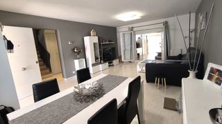 Maison jumel�e en Calle jaime i 30. Amplio chalet adosado con jard�n, chimenea y piscina comunitaria
