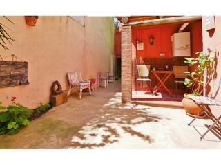 Masia a La Punxa. Casa de pueblo  reformada  con patio  situación muy céntrica