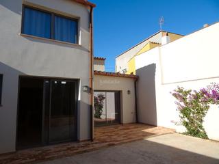 Masa en Centre. Casa de piedra restaurada, patio y piscina , a pocos metros del