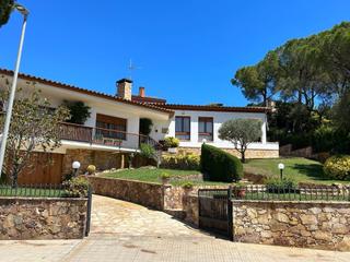 Casa a Mont-ras. Bonita casa con jardn