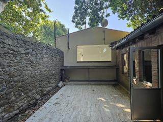 Masia a Corçà. Casa de pueblo de planta baja con patio