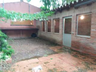 Masia a Corçà. Casa de pueblo de planta baja con patio