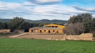 Masia a Molí de Vent-La Sauleda. Masia rústica con terreno a poca distancia del pueblo  y de play