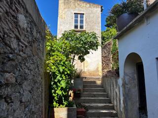 Masia a Molí de Vent-La Sauleda. Casa de piedra  situada en el centro de palafrugell.