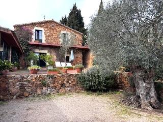 Masia a Mont-ras. Casa de piedra restaurada con amplio jardín