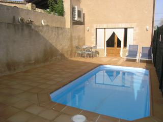 Masia a Ullastret. Casa de pueblo rústica restaurada, jardín con piscina
