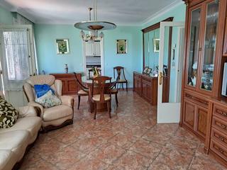 Casa a Mont-ras. Casa de planta baja con patio, garaje  y localalmacen