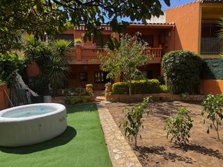 Casa a La Punxa. Casa  con garaje  y jardin  y estudio independiente.