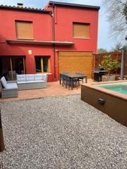 Bauernhof in Forallac. Bonita casa de pueblo con jardín y piscina.