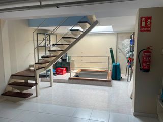 Casa a Centre. Casa céntrica con local comercial.
