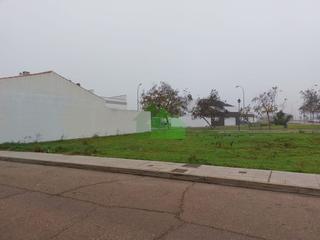 Terreno residencial en Montijo. Venta de solar con fachada a dos calles. zona padel montijo
